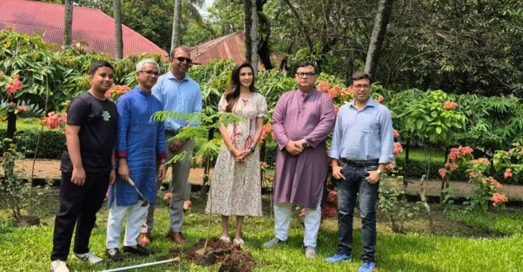 মিমের হাতে কৃষ্ণচূড়া, ছুটি রিসোর্টে শুরু সবুজায়ন অভিযান