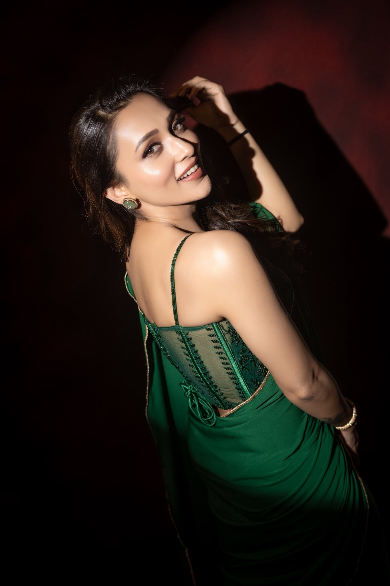 গাঢ় সবুজ শাড়িতে মিমির মোহময় লুক