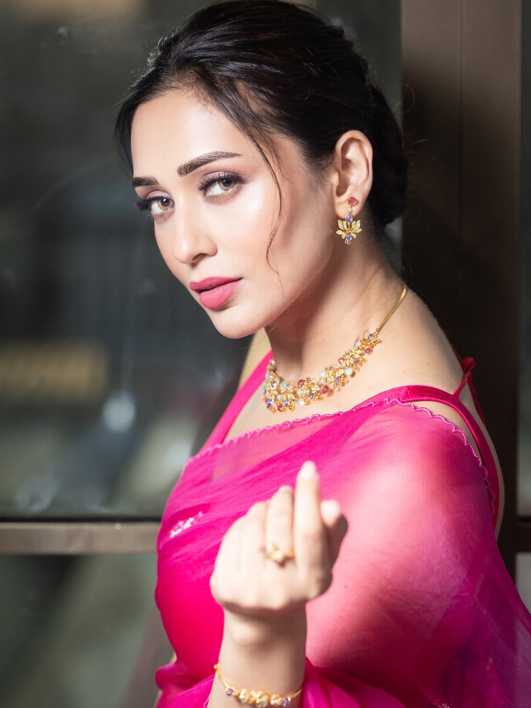 স্বচ্ছ ড্রেপের আড়ালে মিমির পরিশীলিত গ্ল্যামার