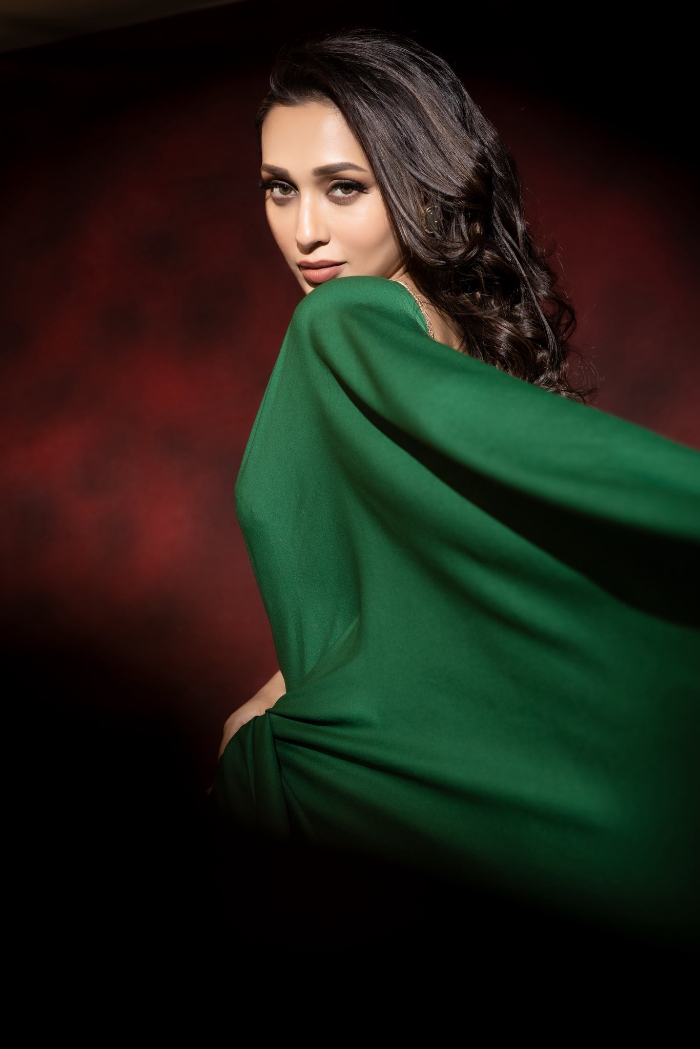 গাঢ় সবুজ শাড়িতে মিমির মোহময় লুক