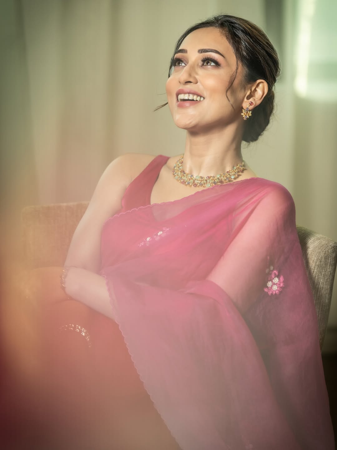 স্বচ্ছ ড্রেপের আড়ালে মিমির পরিশীলিত গ্ল্যামার