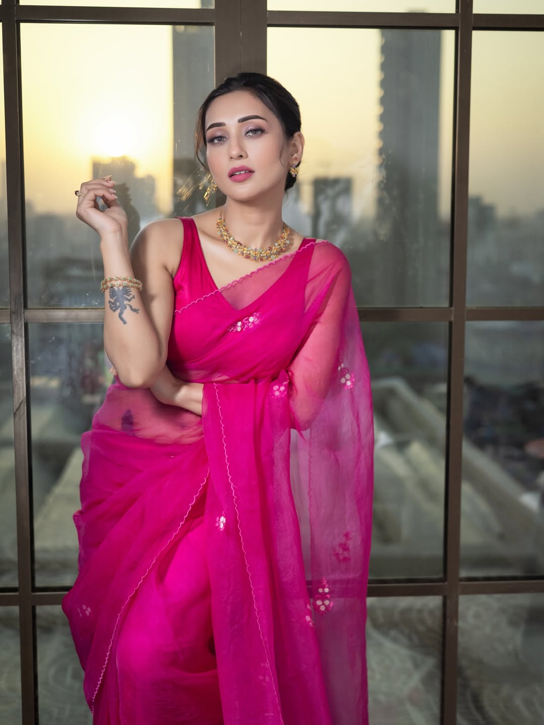 স্বচ্ছ ড্রেপের আড়ালে মিমির পরিশীলিত গ্ল্যামার
