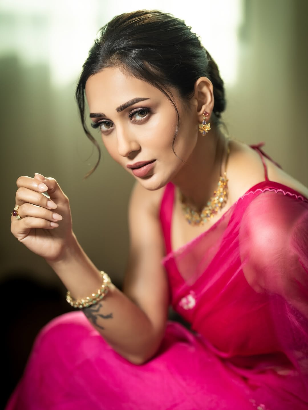 স্বচ্ছ ড্রেপের আড়ালে মিমির পরিশীলিত গ্ল্যামার