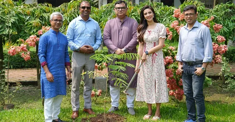 ছুটি রিসোর্টের আয়োজনে বৃক্ষরোপণে মিম