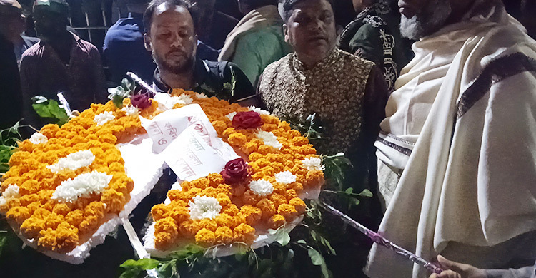 শহীদ মিনারে পুষ্পমাল্য অর্পণকে কেন্দ্র করে হট্টগোল-উত্তেজনা