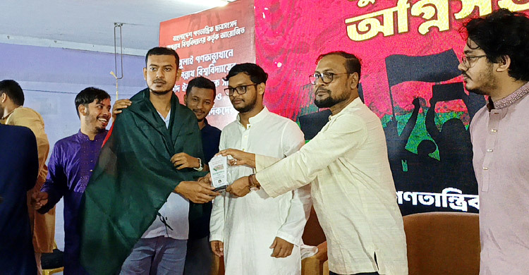 জুলাই গণঅভ্যুত্থানে ভূমিকা রাখায় সাংবাদিক মিনহাজকে সম্মাননা