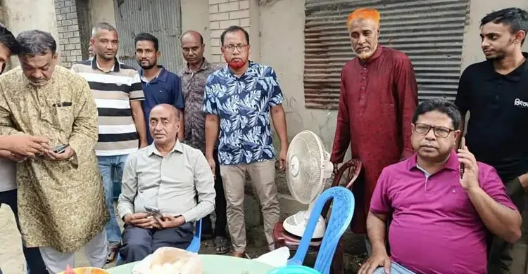 হঠাৎ বন্ধুর গ্রামের বাড়িতে হাজির আইনমন্ত্রী