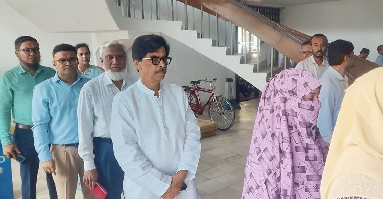 লাইনে দাঁড়িয়ে লিফটে উঠলেন কৃষিমন্ত্রী