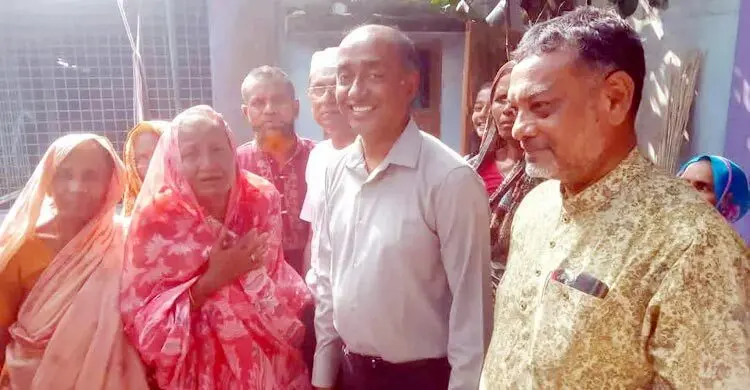 হঠাৎ বন্ধুর গ্রামের বাড়িতে হাজির আইনমন্ত্রী