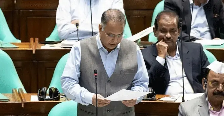 প্রয়োজনে আগামী মাস থেকে জ্বালানি তেলের মূল্য বৃদ্ধির চিন্তা করবে সরকার