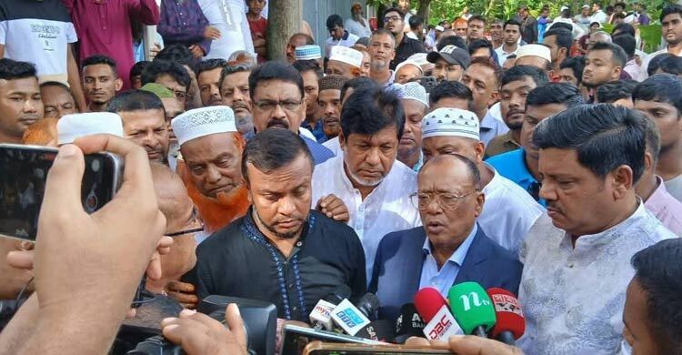 মাইলস্টোন ট্র্যাজেডি: নিহত সায়মার বাড়িতে বিএনপি নেতা মিন্টু