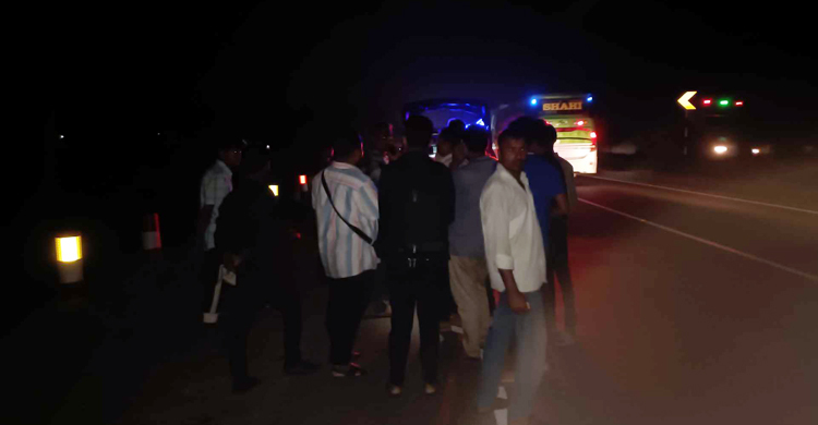 মিরসরাইয়ে মশাল মিছিলের পর গাড়ি ভাঙচুর