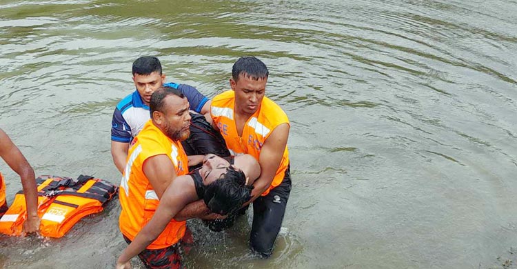  বেড়াতে গিয়ে দুর্ঘটনার কবলে পড়ছেন পর্যটকরা। অনেক সময় প্রাণ যাচ্ছে তাদের