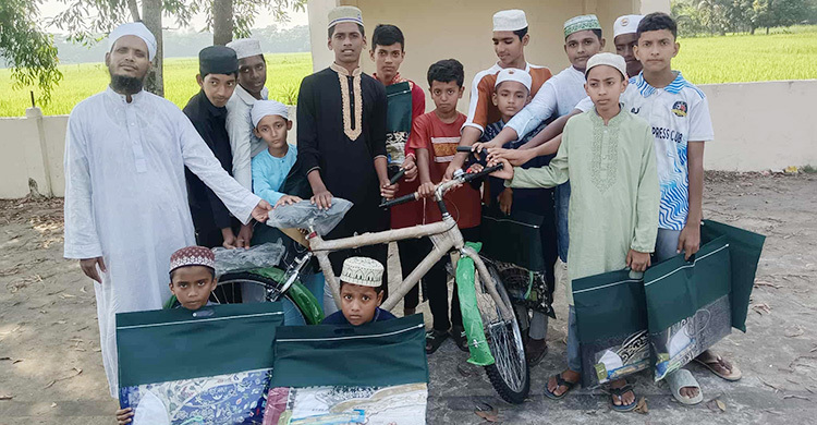 টানা ৪০ দিন জামাতে নামাজ পড়ে পুরস্কার পেলো ১২ শিশু-কিশোর