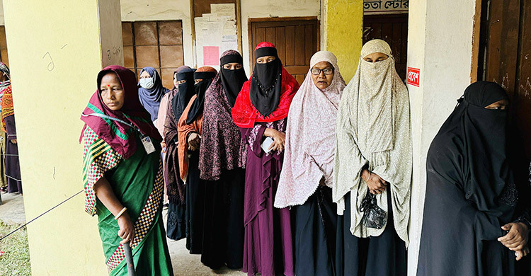 ৭ মিনিট পরে খোলা হলো ভোটকেন্দ্রের গেইট