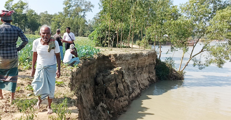 ফেনী নদীতে বালু উত্তোলন, বিলীন হচ্ছে ফসলি জমি