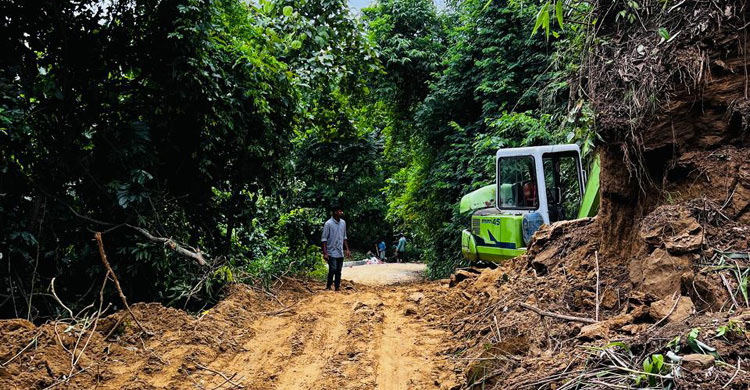 ৬ দিন পর চালু হলো মিরসরাই-ফটিকছড়ি সড়ক