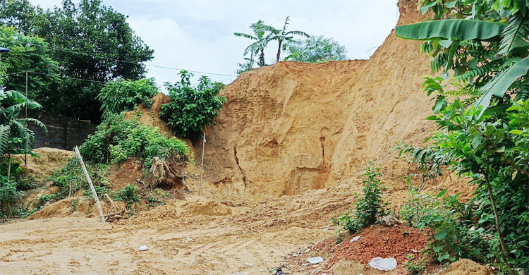 মিরসরাইয়ে রাতের আঁধারে চলে পাহাড় কাটার মহোৎসব