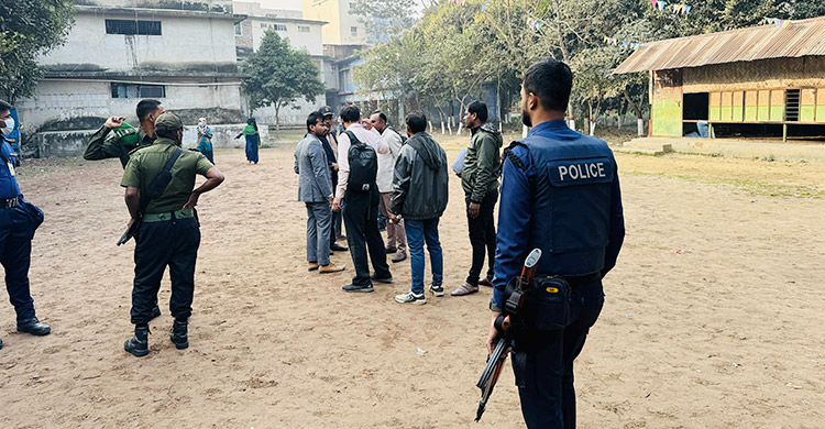 ৭ মিনিট পরে খোলা হলো ভোটকেন্দ্রের গেইট