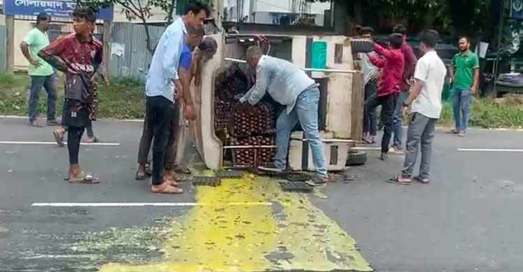মিরসরাইয়ে গাড়ি উল্টে লাখ টাকার ডিম নষ্ট, চালক আহত