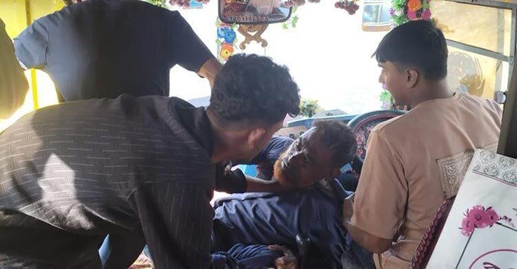 চলন্ত বাসে বয়স্ক যাত্রীকে মারধর, ভিডিও ভাইরাল