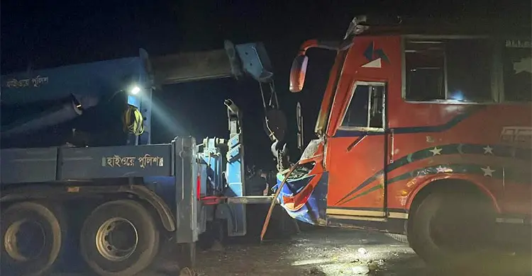 ওরস থেকে ফেরার পথে কাভার্ডভ্যানের পেছনে বাসের ধাক্কা, আহত ১৫