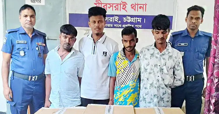 বিদেশে শিপমেন্টের জন্য নেওয়ার পথে গার্মেন্টস পণ্য লুট, গ্রেফতার ৪