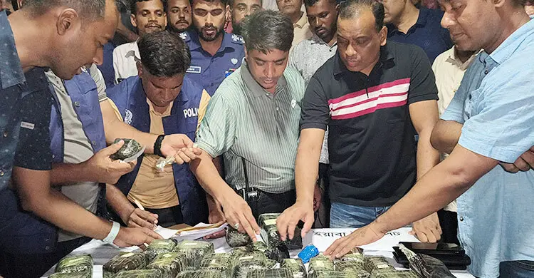 প্রাইভেটকারের গ্যাস সিলিন্ডারে মিললো সোয়া লাখ ইয়াবা