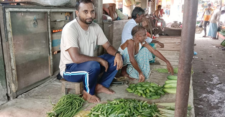 সরকারি চাকরি না পেয়ে সবজি বিক্রি করেন ছাত্রলীগ নেতা পারভেজ