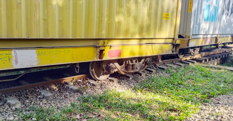 মিরসরাইয়ে লাইনচ্যুত বগি উদ্ধার, ট্রেন চলাচল স্বাভাবিক