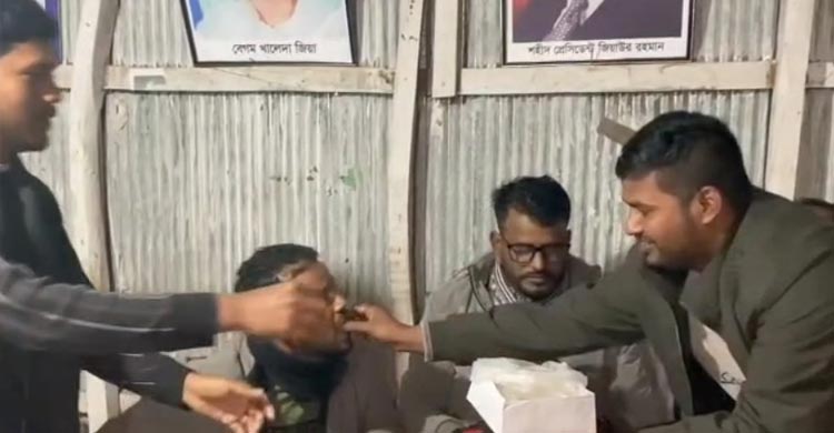 তারেক রহমানের আগমনে মিরসরাইয়ে মিষ্টি বিতরণ