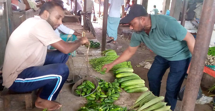 সরকারি চাকরি না পেয়ে সবজি বিক্রি করেন ছাত্রলীগ নেতা পারভেজ