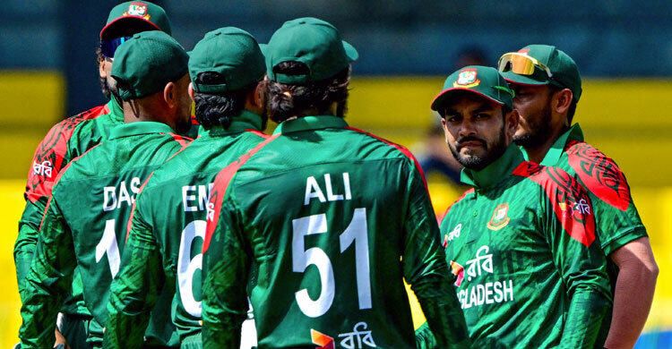 ৭ মাস ধরে ওয়ানডেতে উইকেট পান না মিরাজ