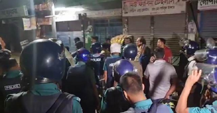 পুলিশের বিরুদ্ধে টাকা দাবির অভিযোগ, মাকে ছাড়াতে মেয়ের আত্মহত্যা