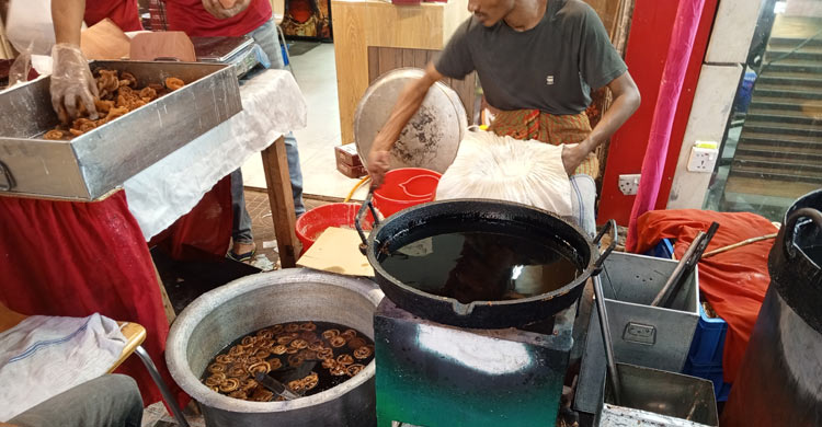 মিরপুরে গুড়ের রেশমি জিলাপিতে মজেছেন ক্রেতারা