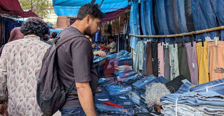 শেষ সময়ে জমজমাট মিরপুরের ফুটপাত