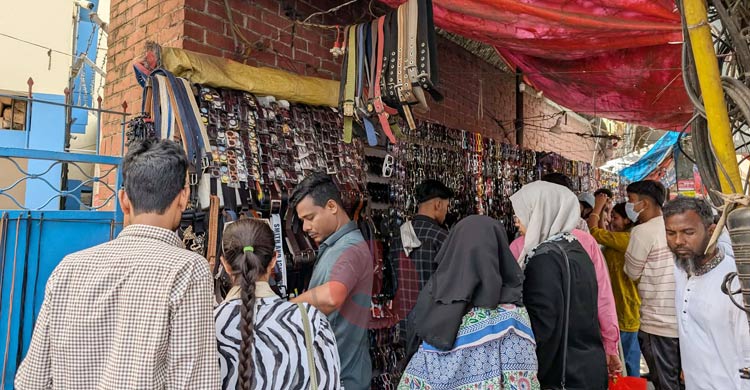 শেষ সময়ে জমজমাট মিরপুরের ফুটপাত