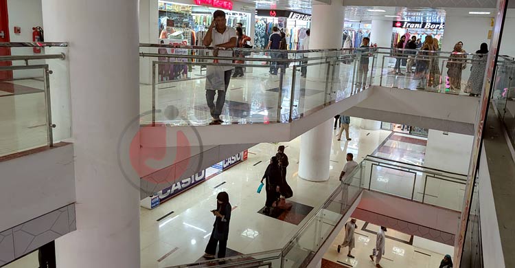 শেষ সময়ে জমজমাট মিরপুরের ফুটপাত