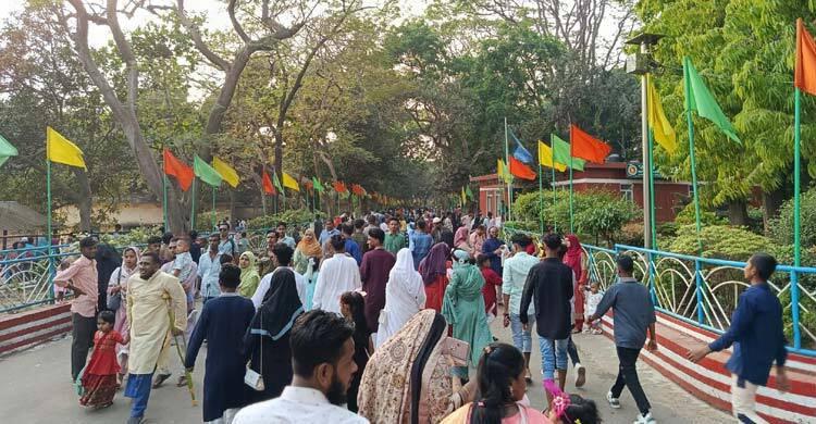ঈদের তৃতীয় দিন চিড়িয়াখানা ঘুরে দেখলেন দেড় লাখ মানুষ