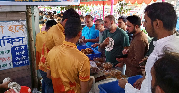মিরপুরে গুড়ের রেশমি জিলাপিতে মজেছেন ক্রেতারা
