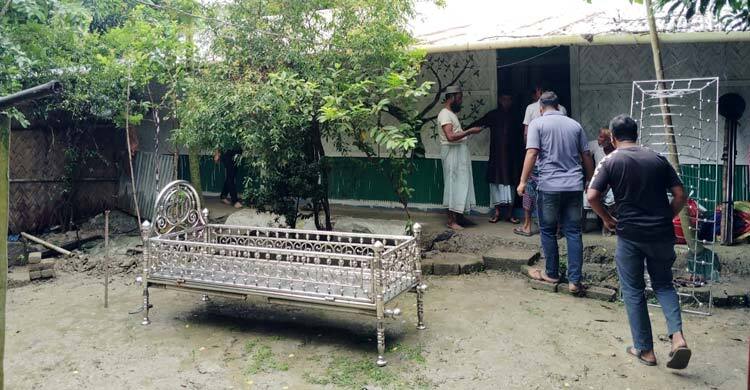 বাড়িতে বাবার মরদেহ রেখে পরীক্ষাকেন্দ্রে মেয়ে