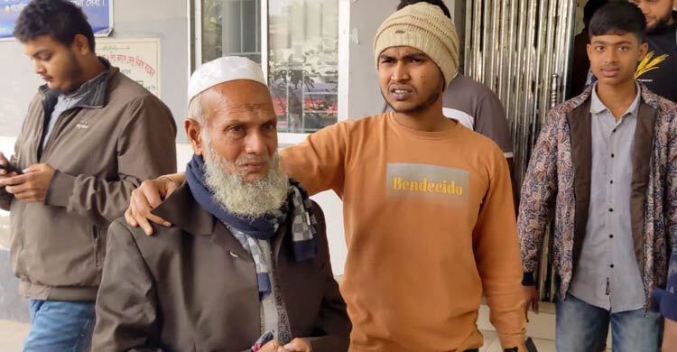 ব্যাংক থেকে বের হতেই লাখ টাকা ছিনতাই, অঝোরে কাঁদছেন বৃদ্ধ