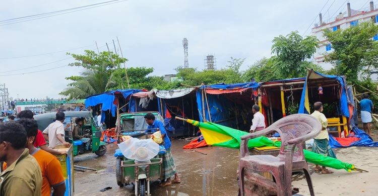 মিরসরাইয়ে শতাধিক অবৈধ স্থাপনা উচ্ছেদ