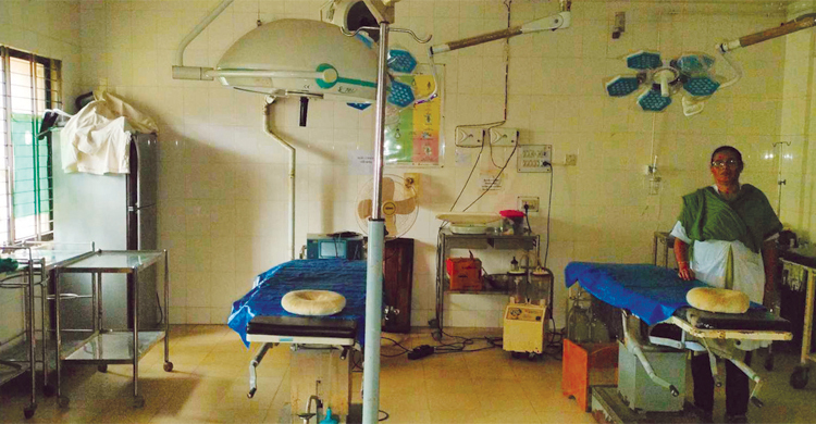 একজন পরিচ্ছন্নতাকর্মী দিয়ে চলছে উপজেলা স্বাস্থ্য কমপ্লেক্স