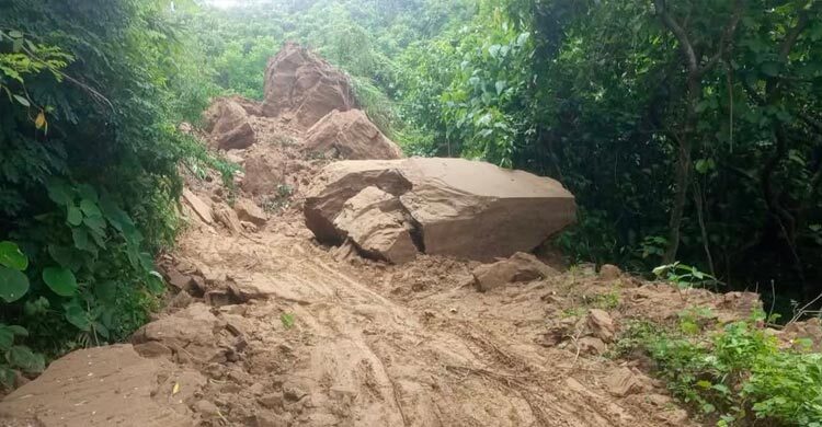 পাহাড়ধসে ৫ দিন ধরে মিরসরাই-ফটিকছড়ি সড়কে যোগাযোগ বন্ধ