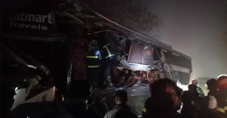 মিরসরাইয়ে দাঁড়িয়ে থাকা ট্রাকে বাসের ধাক্কা, নিহত ৩