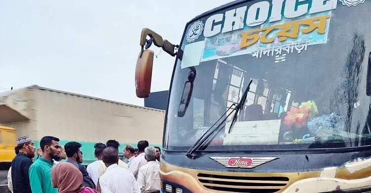 চলন্ত অবস্থায় তেল শেষ, পথিমধ্যে আটকে গেল যাত্রীবাহী বাস