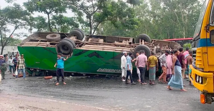 সীতাকুণ্ডে সড়কে ঝরলো দুই প্রাণ