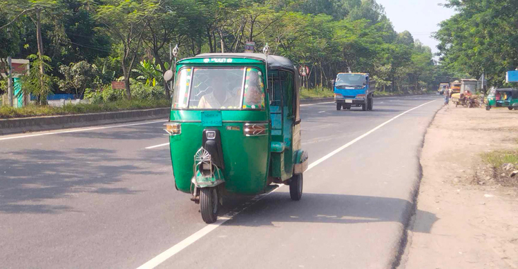 বন্ধ বাস, নিষিদ্ধ হলেও মহাসড়কে অটোরিকশার রাজত্ব