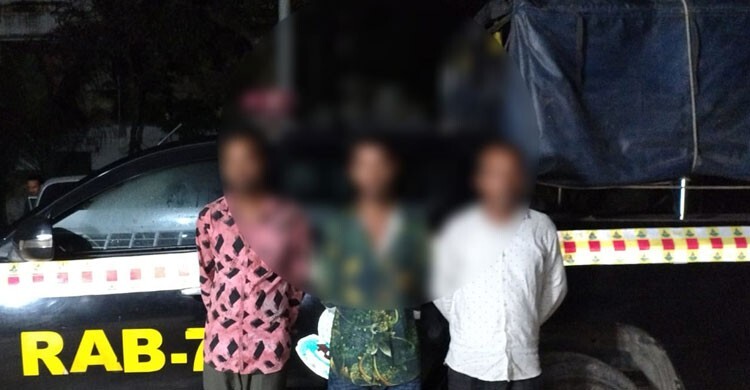 প্রাইভেটকারে বিশেষ কৌশলে লুকানো ছিল ৭০ কেজি গাঁজা, আটক ৩